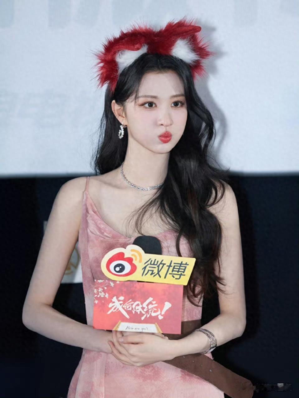 红妆映月影，微语动芳心”，这画面美得像诗。