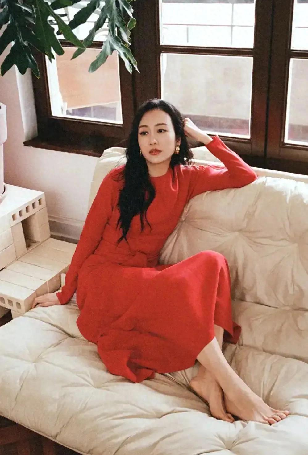 王鸥新年光脚丫写真，姐太美了