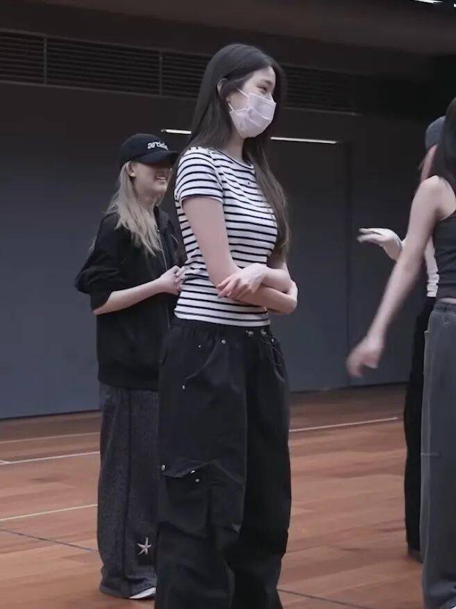 韩国顶流女团IVE成员张元英，以一种出人意料的方式再度成为网络焦点