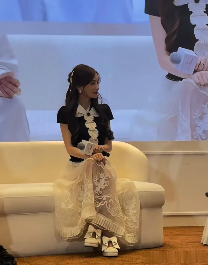 杨颖上海参加活动,穿品牌衣服和网红撞衫,沦落到只能和网红同框