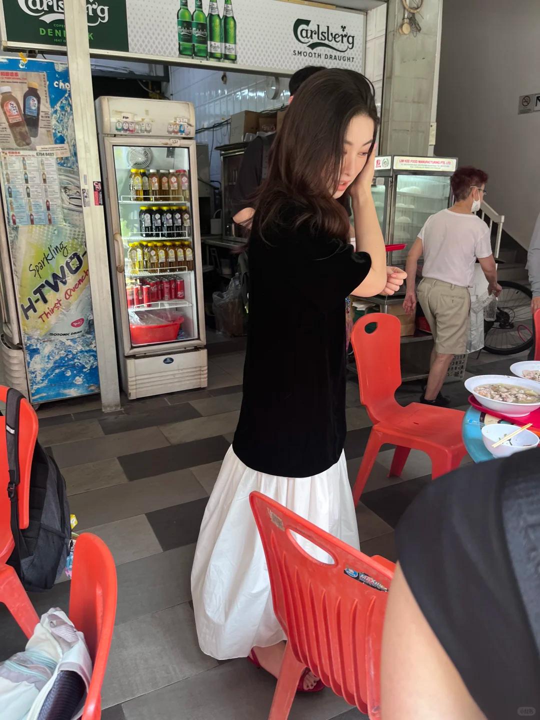 朱珠一家吃路边摊被偶遇！女儿热出一头汗，老公偷拍她满眼都是爱