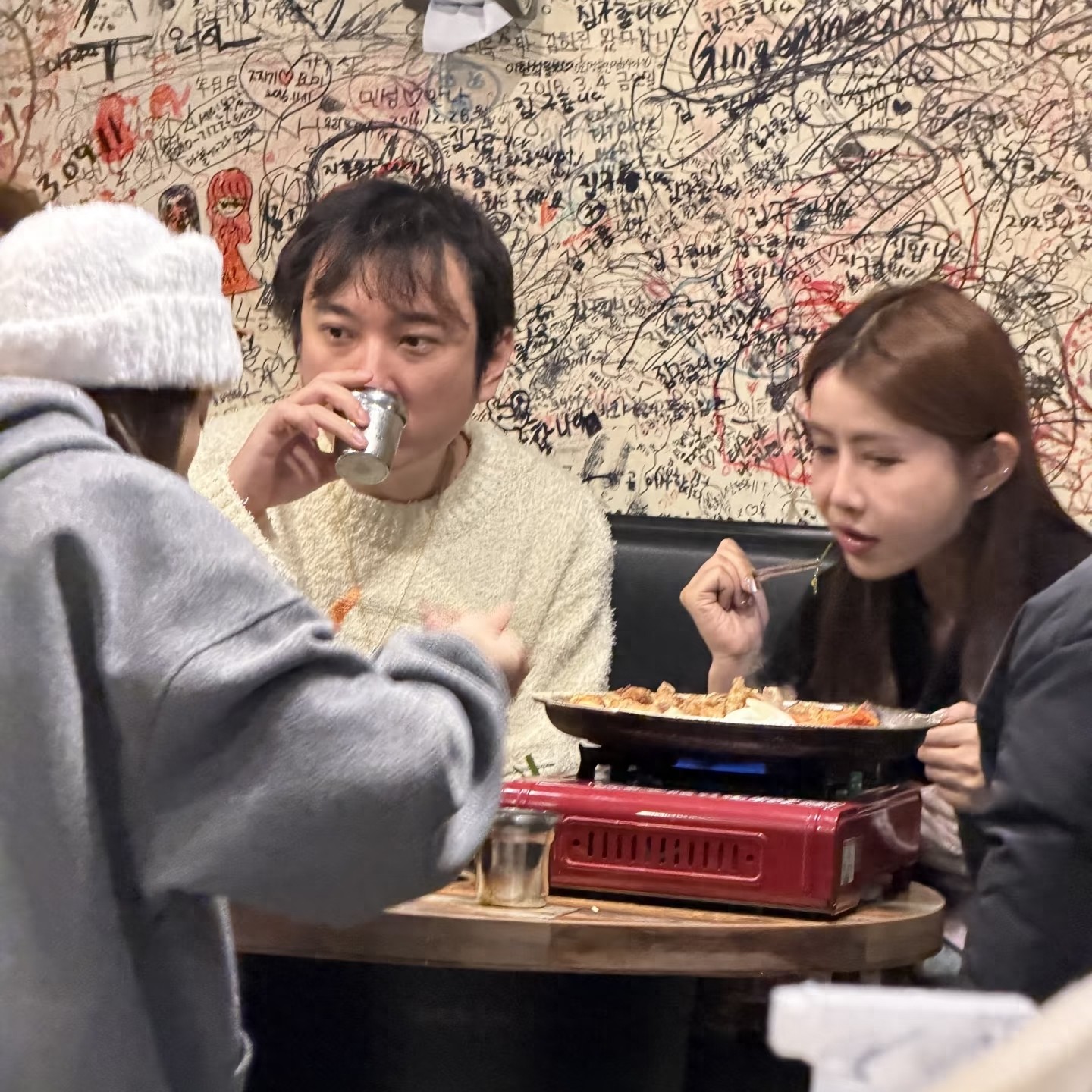 王思聪重返美国千平豪宅，晒天台夜景，市值2亿挂牌一年仍未成交
