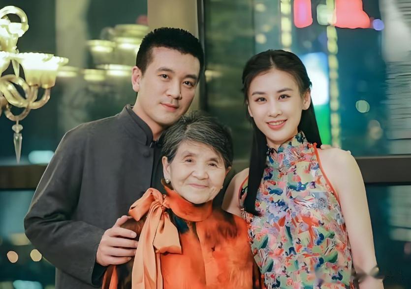 杨家一个举动证明23岁“新儿媳”有多重要，黄圣依果真是跑对了