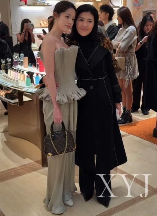 北京这一晚，周冬雨重回颜值巅峰，欧阳娜娜身材离谱，巩俐秒全场