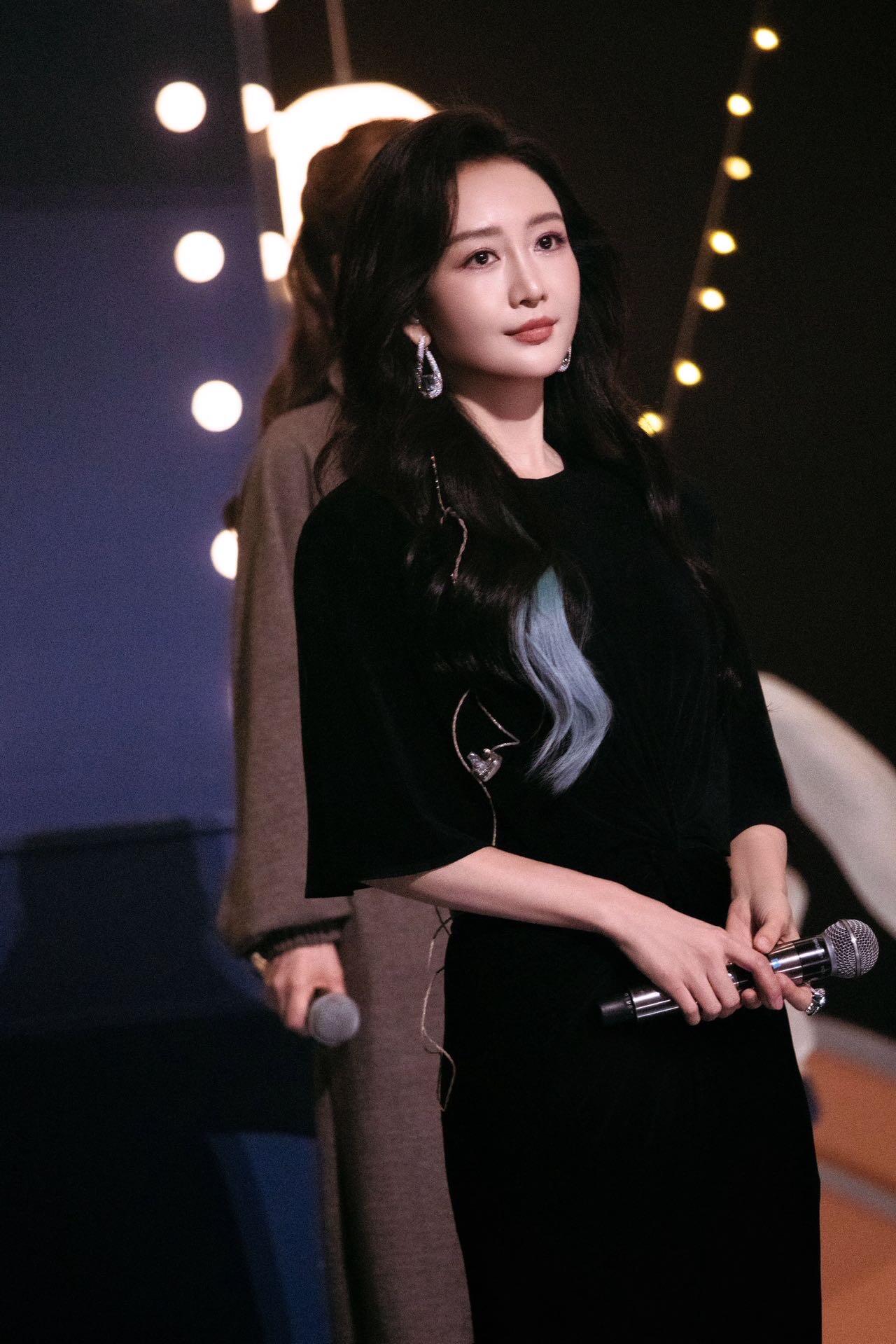 王鸥舞台上穿了金光闪闪的网袜,她真是妈咪级别