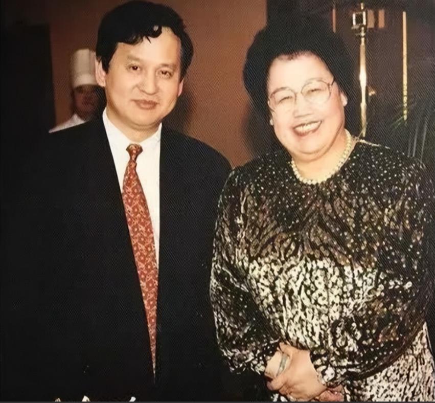 陈丽华离世后，养女王镰成真正赢家，42天被抱养，手握百亿资产
