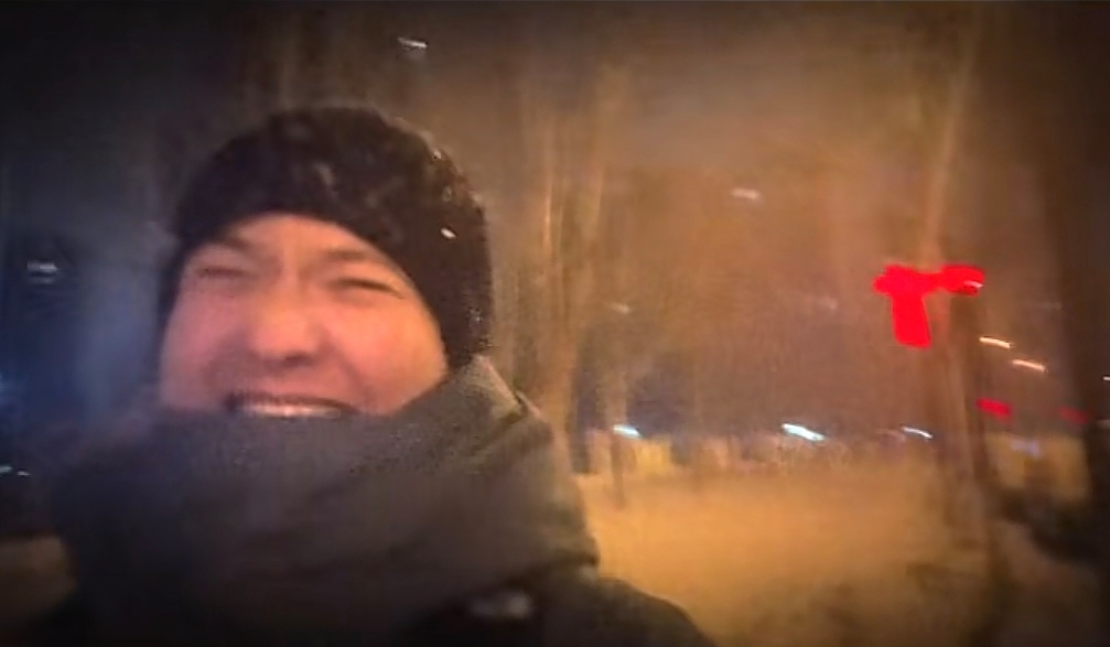 高云翔深夜在天津街头淋雪,边走边笑,网友:你这一生后悔不