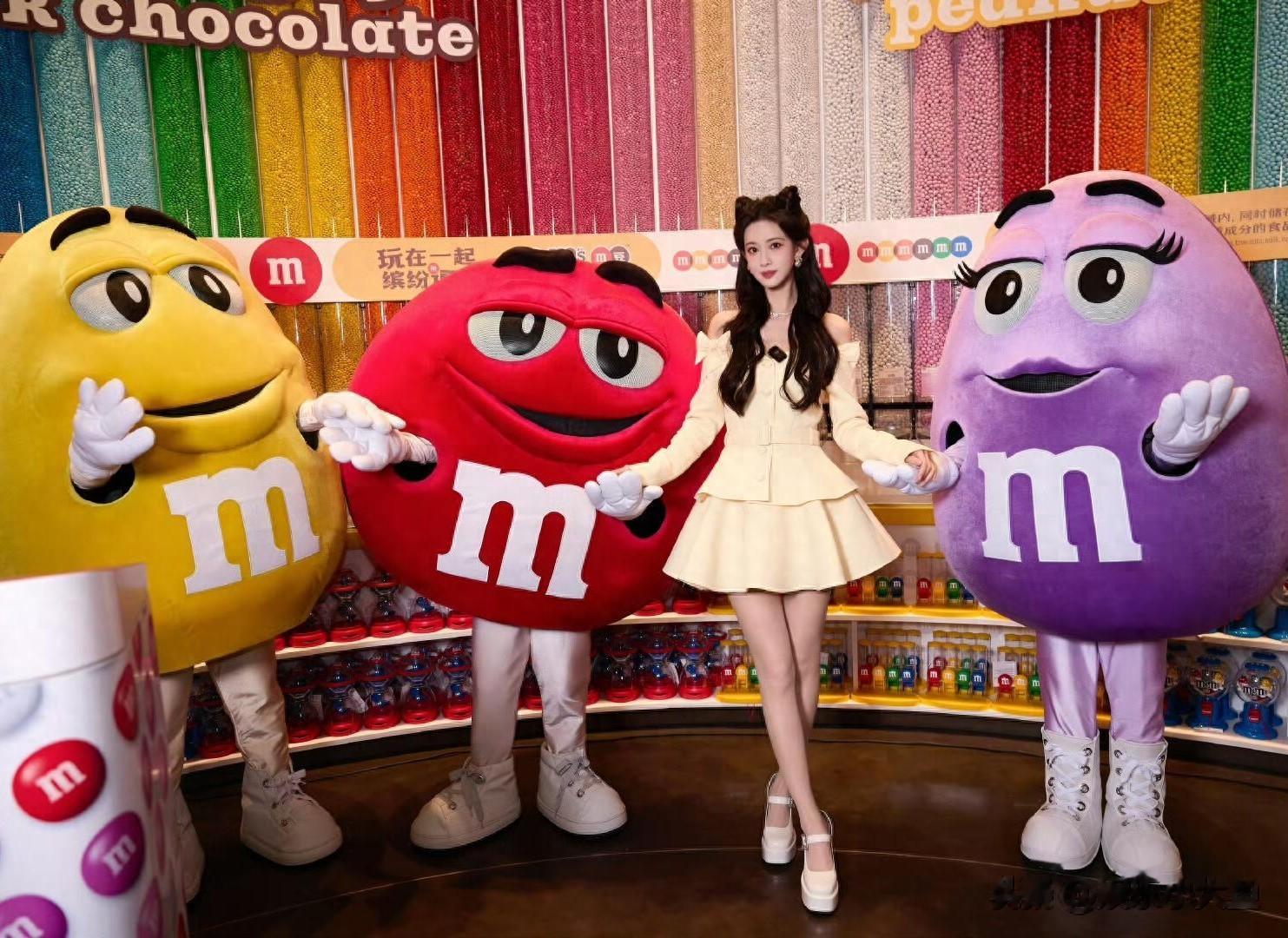 孟子义出席M豆品牌活动,一袭米白一字肩套裙装,大长腿又白又嫩