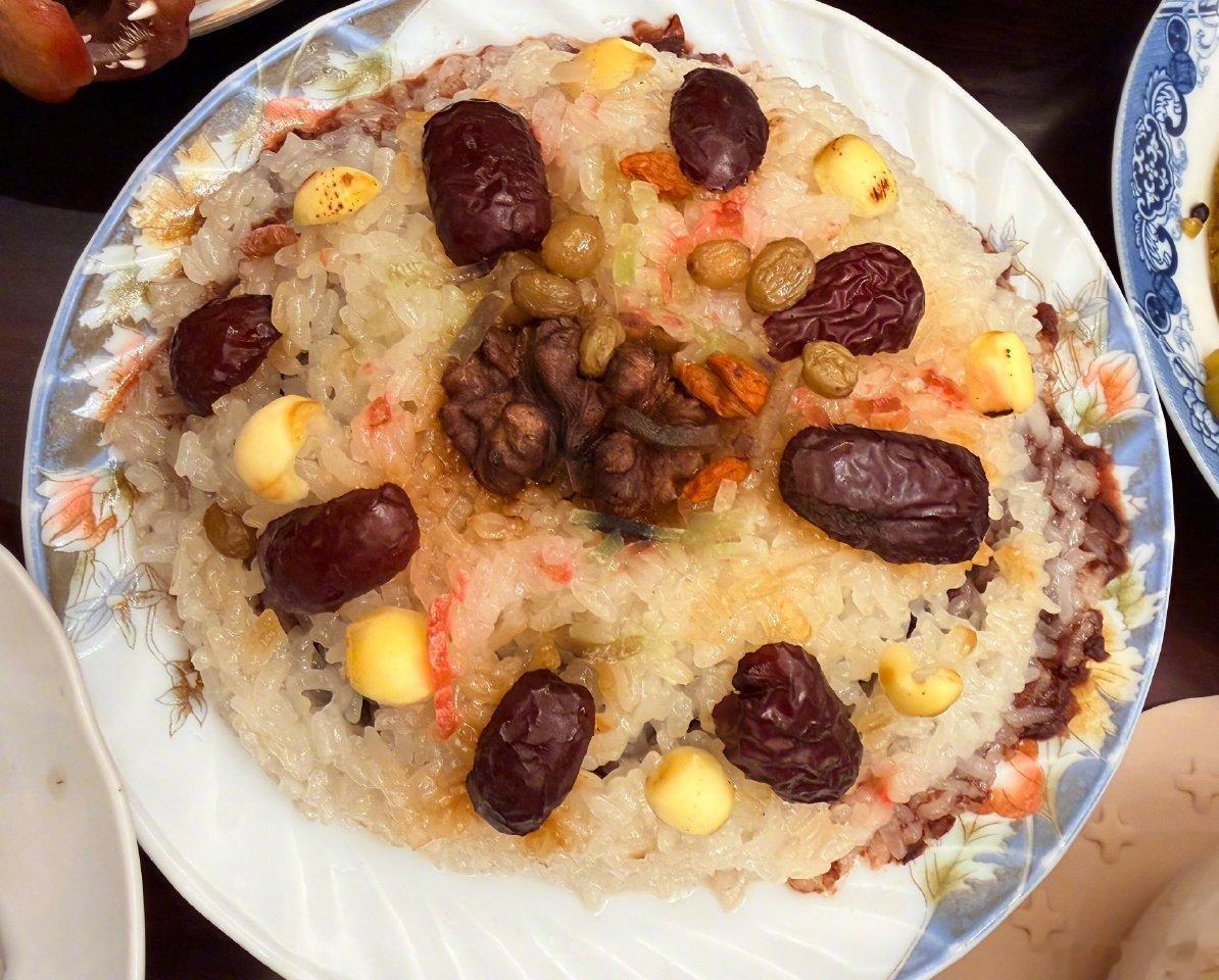 江疏影戴婚戒晒年夜饭!七菜一汤配茅台年味十足,穿蓝色毛衣好白