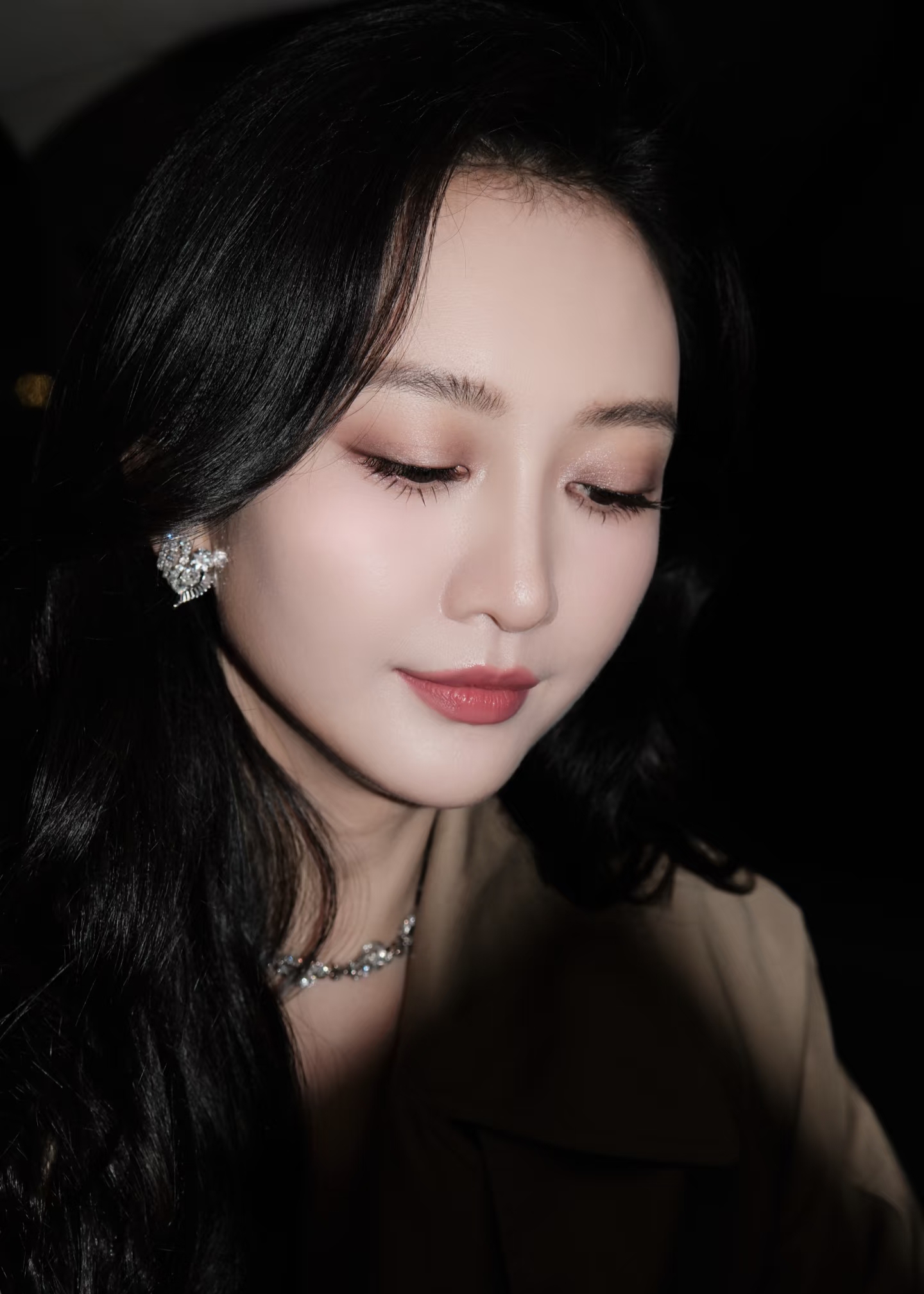 王鸥分享美照，咖色风衣配微卷长发，美丽又高级