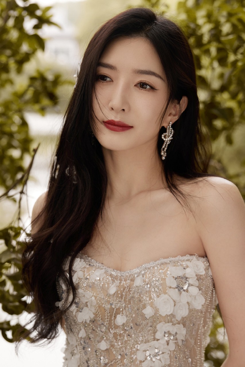 39岁江疏影近况曝光，腰粗肚凸身材臃肿，满脸姨味全程扣手不自信