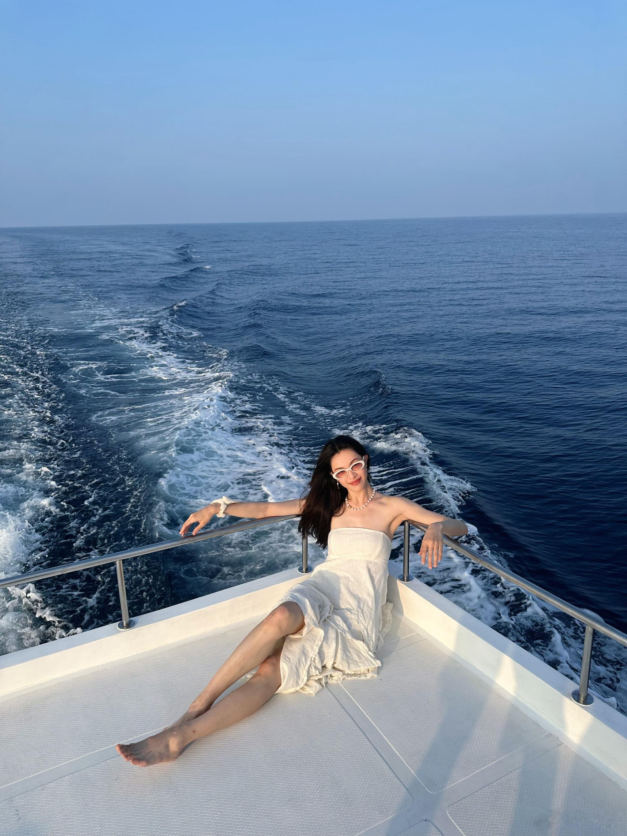 钟楚曦纯白抹胸连衣裙