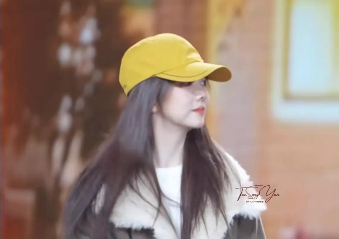 章子怡穿红裙录春晚，陈妍希娇俏，于适站蓝羽身边，张译很帅气