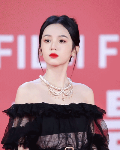 她是被李冰冰力捧的和颂太子女 凭恶女出道骨相超绝，被称最美95花