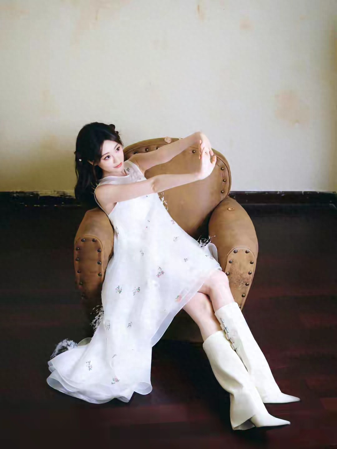 吴宣仪 碎花纱裙藏温柔,软萌感美到犯规!