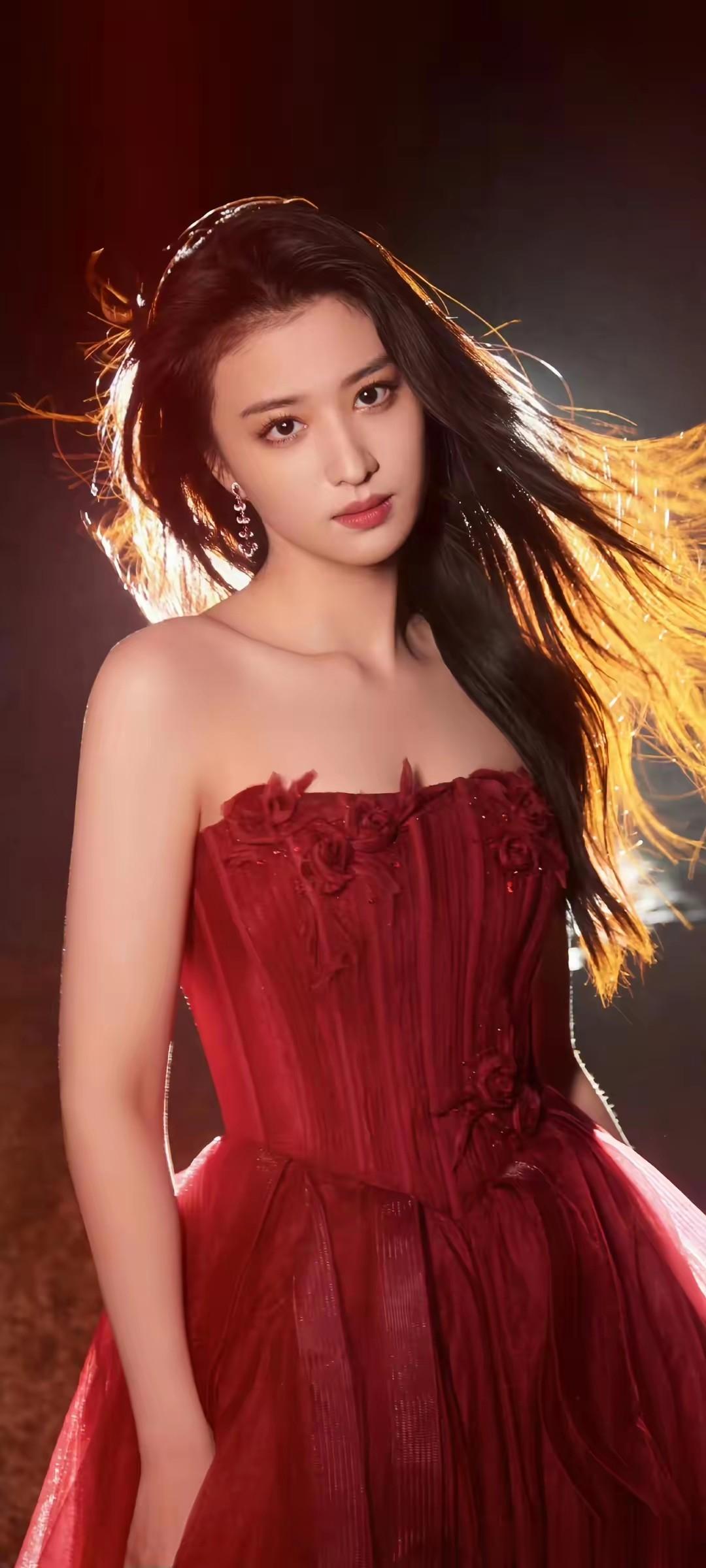 王楚然春晚造型太美了，穿红裙明艳大气，状态好的像18岁!