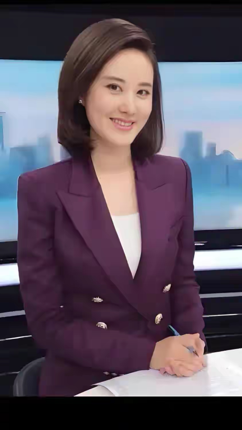 央视知性女主播秦方：才貌与初心兼具的时光美人！