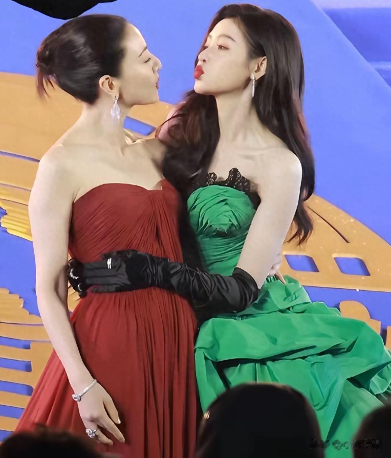 红绿撞色天花板！高圆圆张天爱同框美到挪不开眼