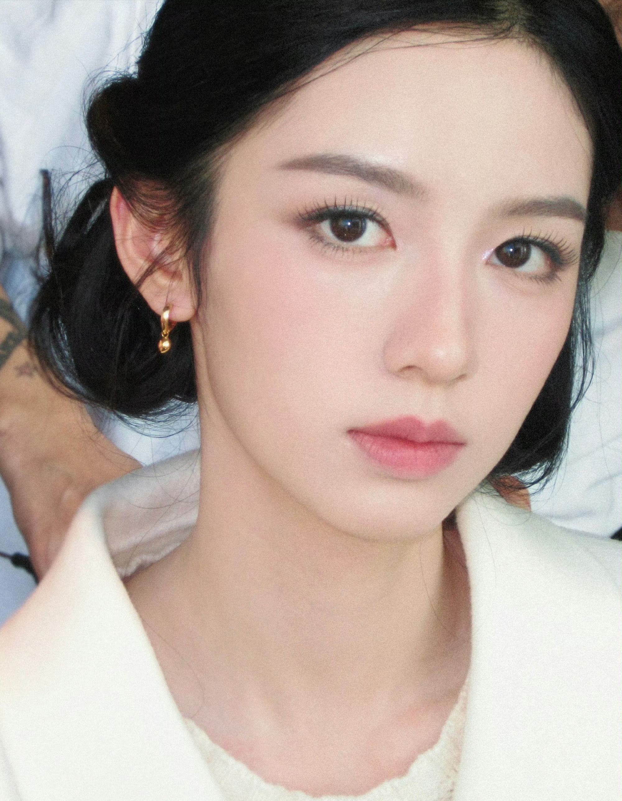 周也和家人西班牙吃火锅被偶遇，一家四口都是高颜值，画面很温馨