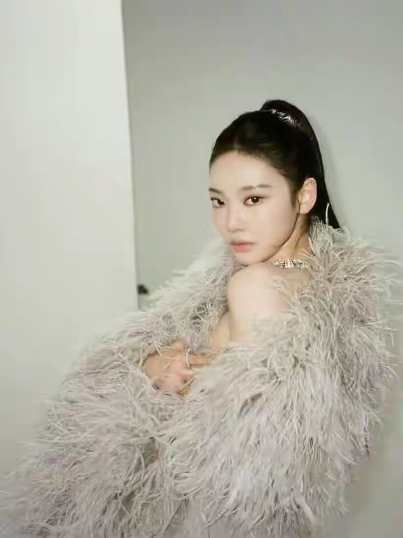 宁艺卓，开年性感大片