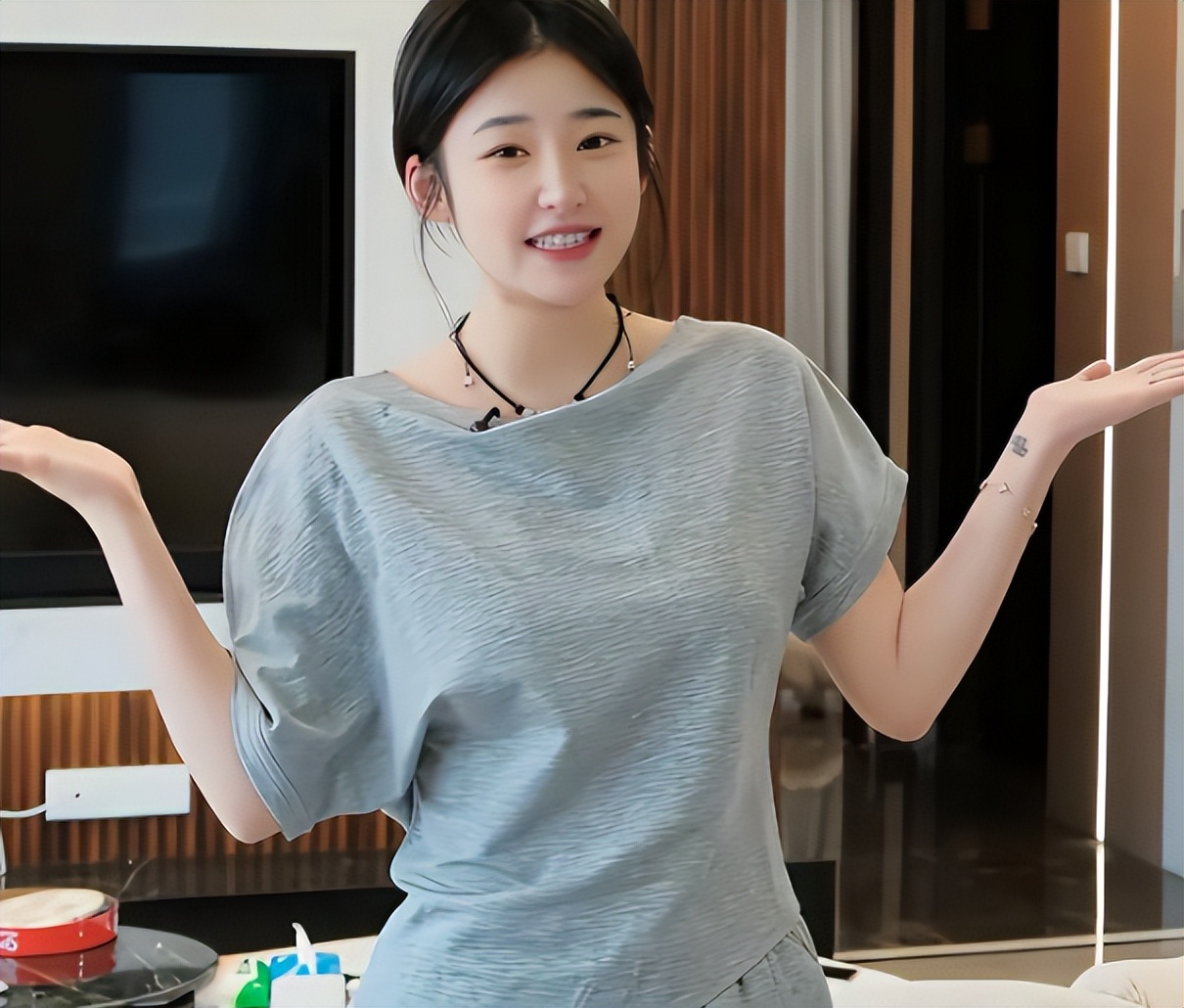 黄一鸣回应：没结婚一天找8个男的也没关系承认跟40岁大叔交往过
