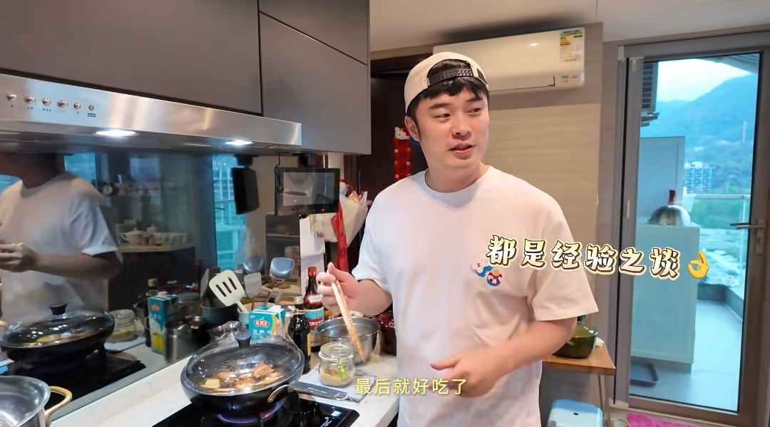 陈赫张子萱到香港王祖蓝家做客，亲自下厨做红烧肉 倒大瓶黄酒吓人