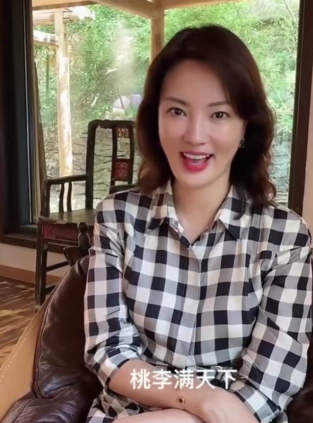刘芳菲波浪卷发配格纹衬衫裙讲述教师家族温柔大气尽显东方女性美