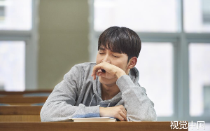 爸爸是大公无私的心理专家，曾帮警方破获无数罪案，可当他重伤后，全网都让我拔掉他的呼吸机