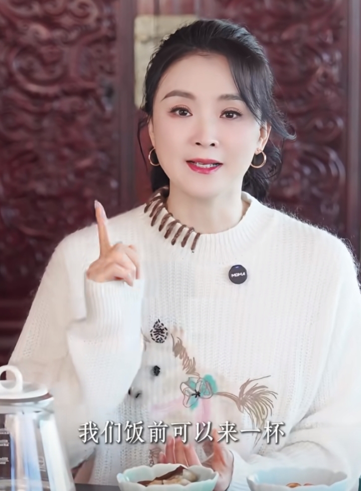 王艳分享春节刮油妙招，白毛衣低马尾出镜，气质温婉尽显优雅美貌