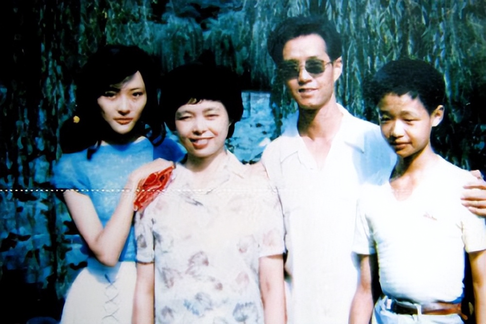 53岁李冰冰与妹妹度假，李雪身材火辣五官精致，完全不输明星姐姐