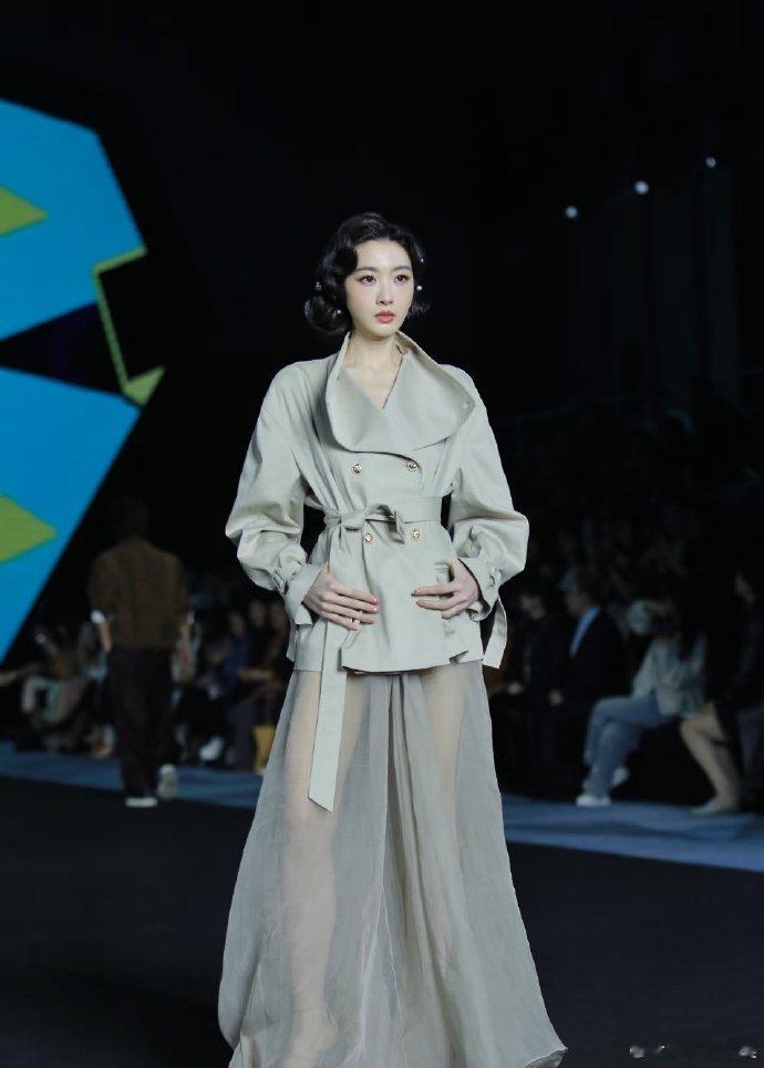 被短发的赵丽颖惊艳 不穿暴露礼服却艳压群芳 网友：林更新得避嫌了