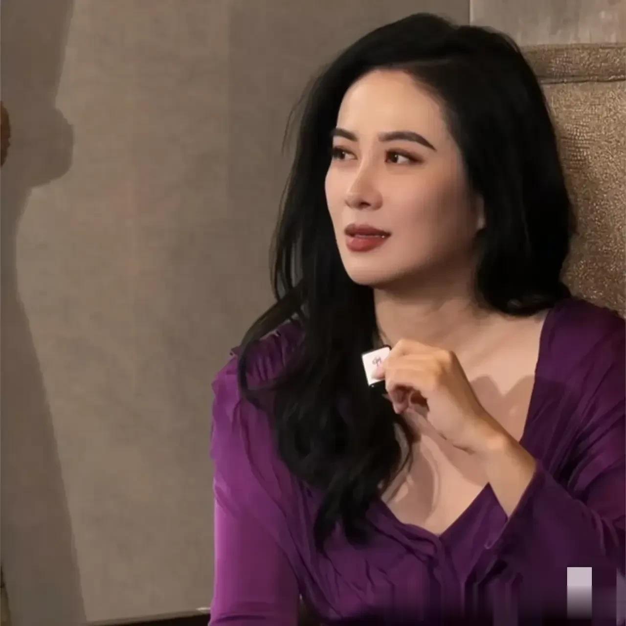 不怪那么多人想娶她,路人镜头下都美若天仙。