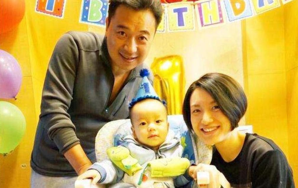 张晞临一家四口海南度假，朱敏露面，退圈10年身材发福胖到150斤