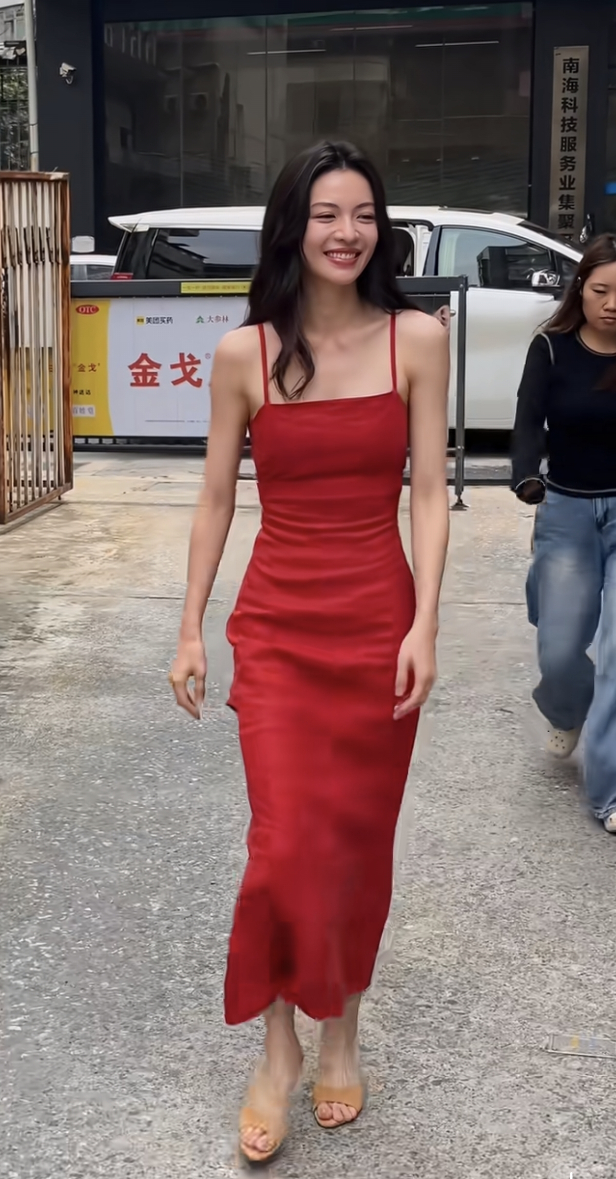 钟楚曦拍戏路透，穿红色长裙人瘦脸不瘦好美，听粉丝说话笑意盈盈