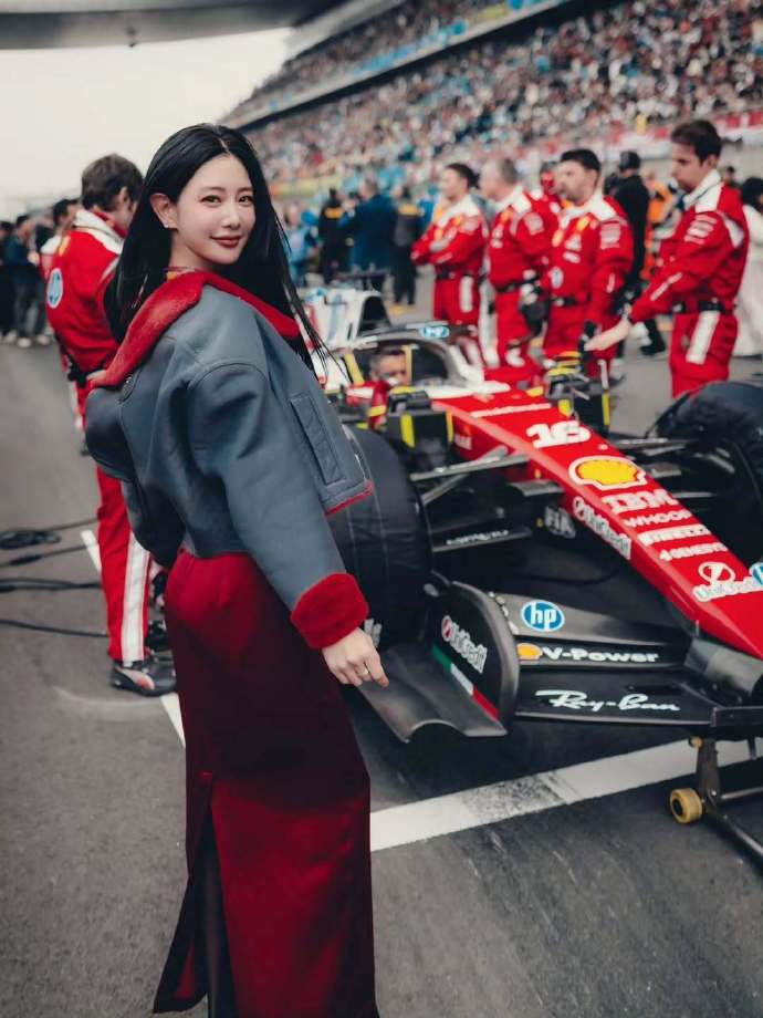 克拉拉额头的骨相太耀眼了，简直是老天赏饭。