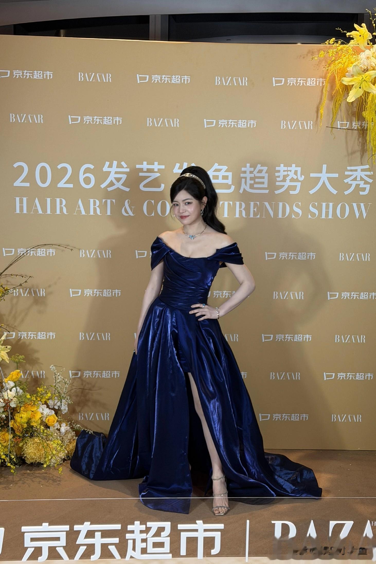 陈妍希出席芭莎发色趋势大秀，一袭蓝色抹胸开叉礼服裙好美啊