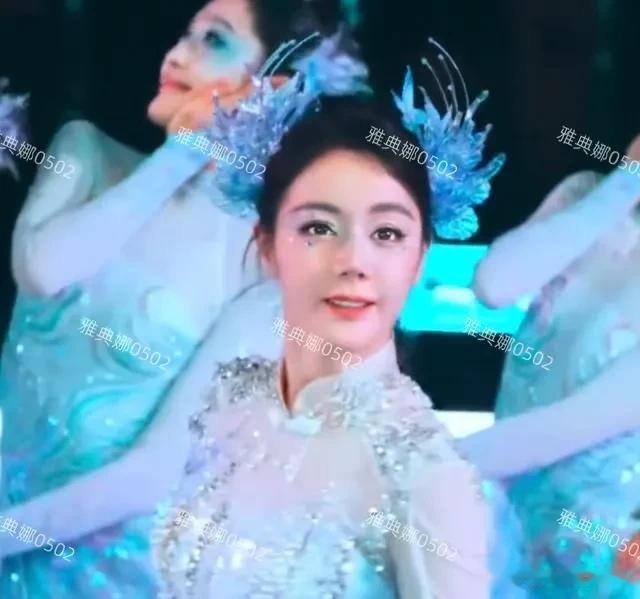 迪丽热巴春晚表现真的差强人意，不是妆容的锅确实脸肿腰粗不上镜