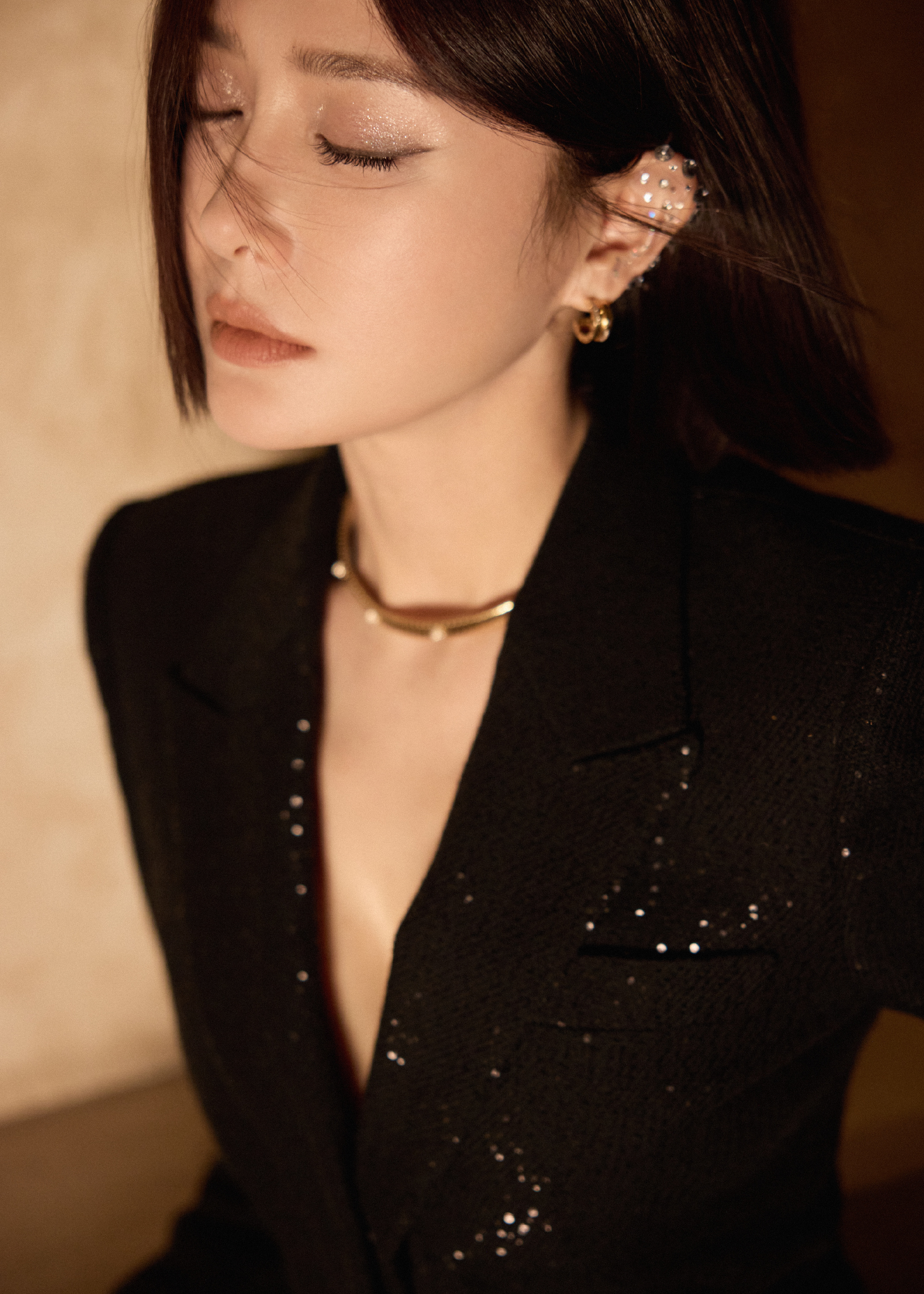 秦岚黑系双造型杀疯了！同场景不同气质，这才是高级感天花板