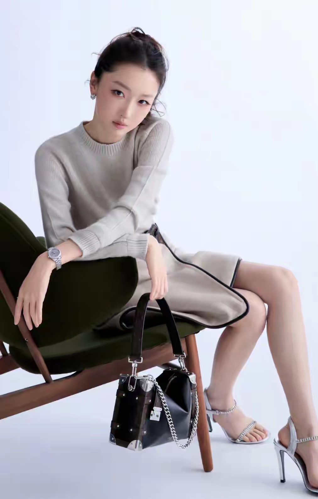 周冬雨真是女神范儿满满，简单搭配就散发出高级感！