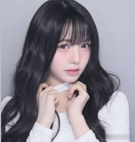 韩国女星瘦到皮包骨，同框对比照曝光，粉丝吓坏：快点送急诊
