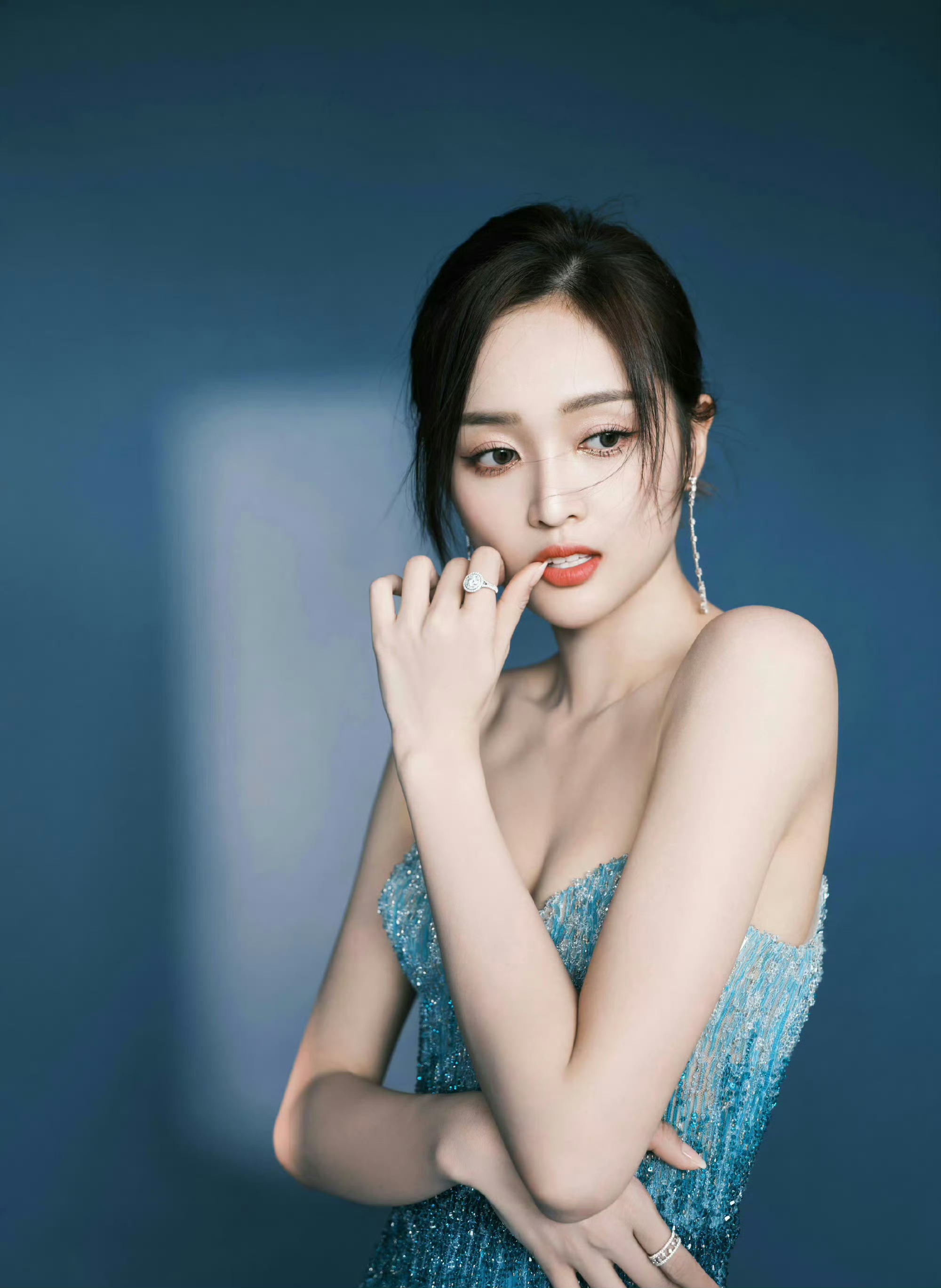 吴宣仪 ???抹胸蓝裙,好身材好美