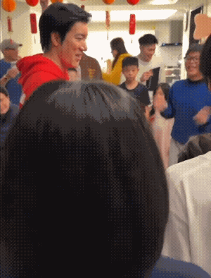 王力宏在唐志中家给满屋小朋友包红包，每人发1000装都装不过来