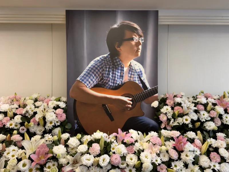 袁惟仁设灵太唏嘘！女儿化大浓妆，儿子灵堂合影微笑比剪刀手