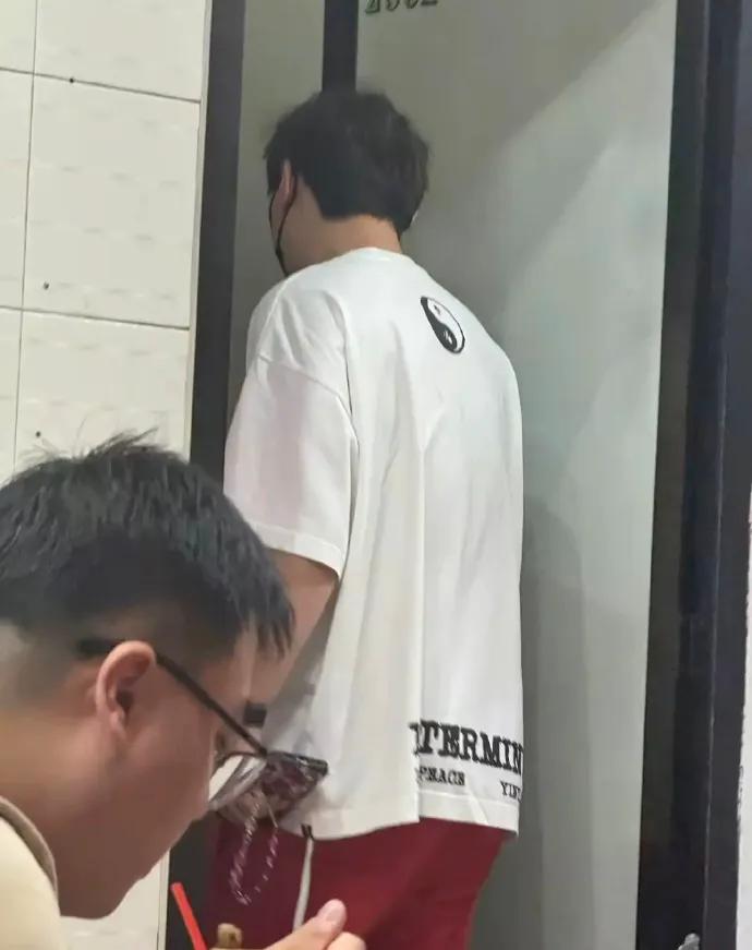 王思聪在新加坡吃田鸡粥，红裤配白衫土味十足，身旁美女酷飒抢镜