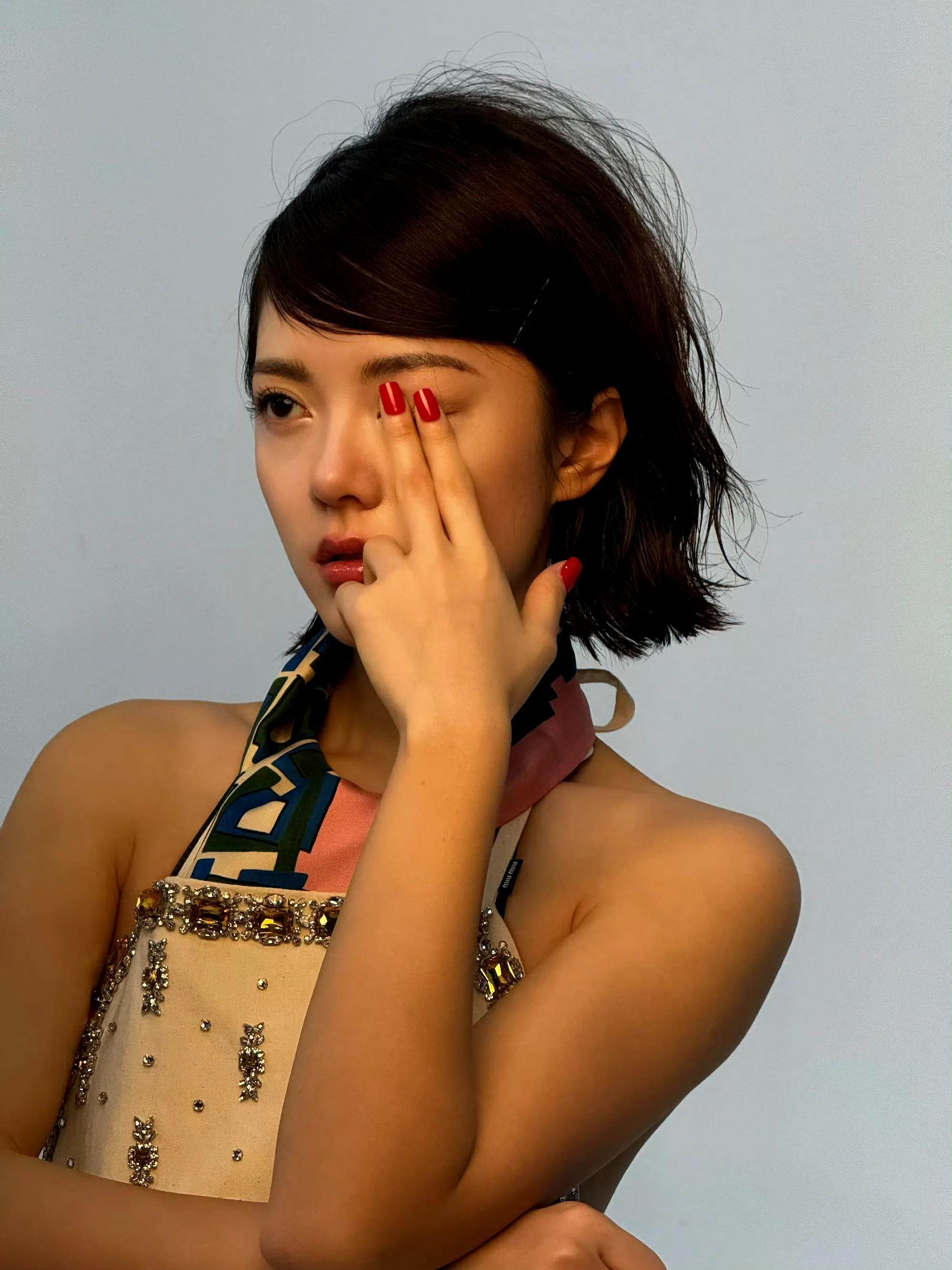 赵今麦V中文版二月刊封面，写真美图