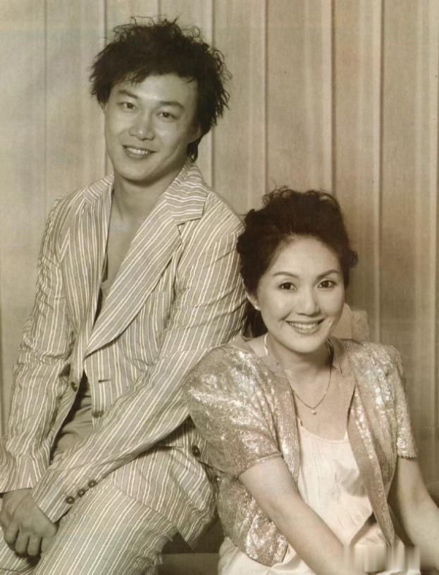 偶遇杨千嬅夫妇逛西湖，素面休闲无架子，丁子高穿拖鞋状态松弛