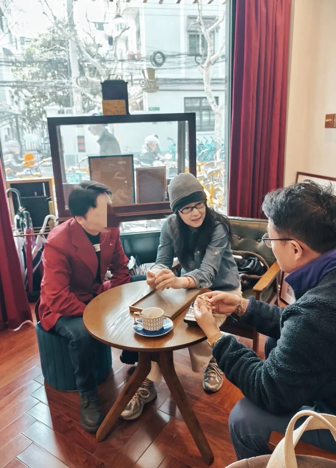 54岁“上海台一姐”袁鸣，中古店买腕表打扮精致，优雅变老没发福