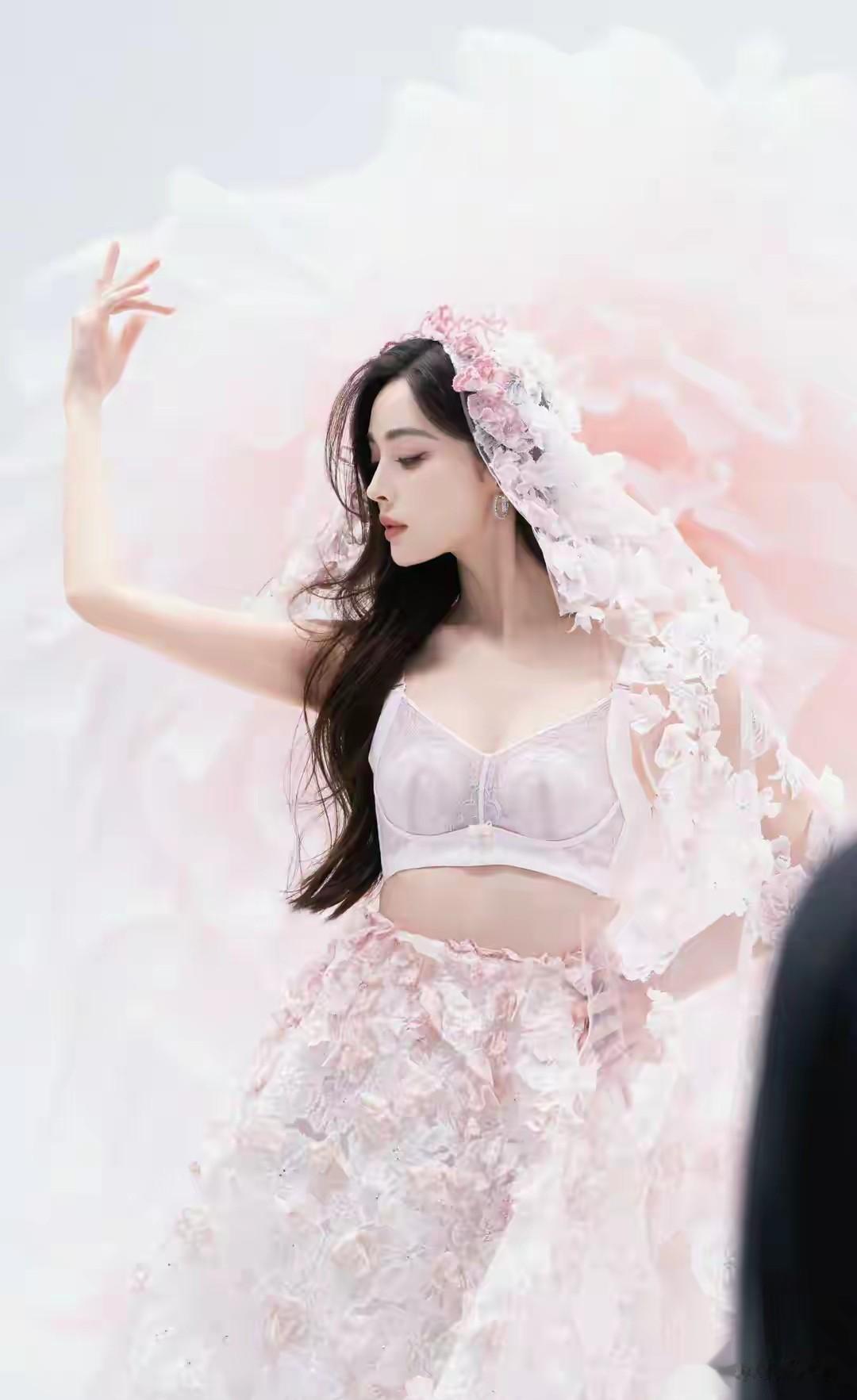 古力娜扎内衣代言,好身材就要秀出来!