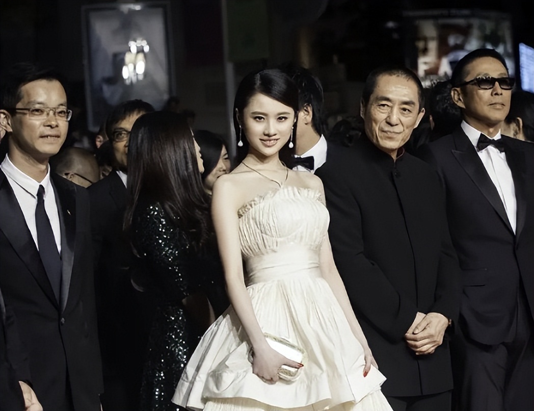 没后台没热度,32岁“谋女郎”现状:沦落和47岁于正演夫妻