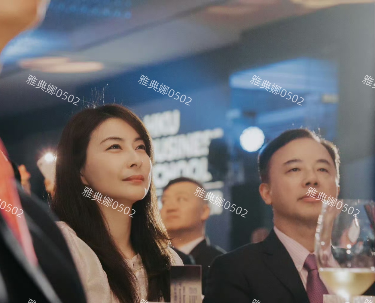 港大经管学院校庆晚宴上见到郭晶晶了，本人眉目舒展笑眼弯弯好美